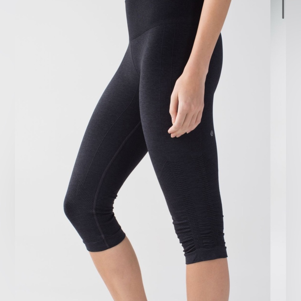 Lululemon - In The Flow Crop II - Picture 1 of 9